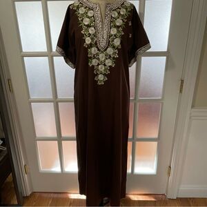 Vintage 1970’s Kaftan Dress Brown w/White & Green Embroidered Flowers Sz-14